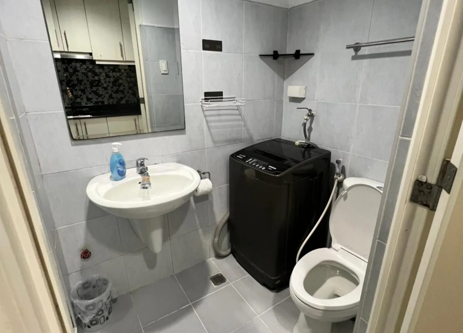 Capsule hotel Sea Residences Mall Of Asia By Jermel Pasay