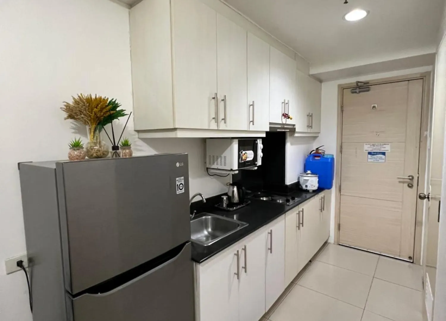 Sea Residences Mall Of Asia By Jermel Pasay Capsule hotel